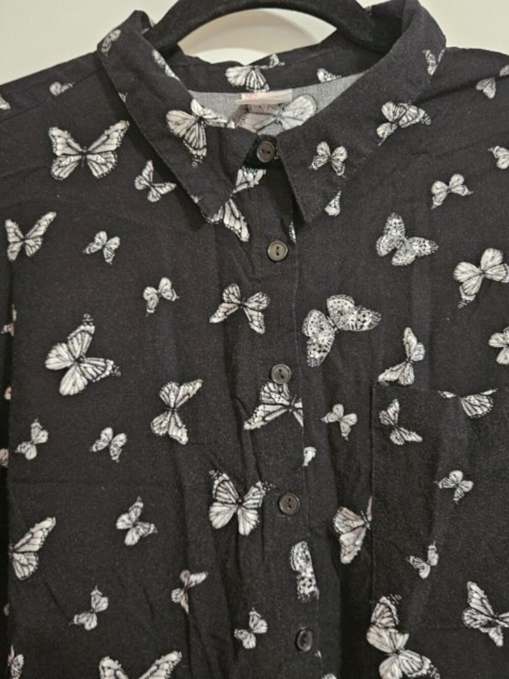 NO BOUNDRIES Black Butterfly Print Short Sleeved Button Front Blouse LARGE - Picture 4 of 5